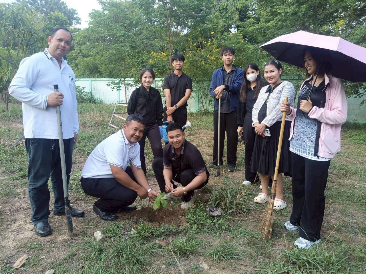 title - นพุธที่ 6 พฤษภาคม 2569 เวลา 15.00 น. นายทินกร เพียภูเขียว ปฏิรูปที่ดินจังหวัดอุบลราชธานี พร้อมด้วยข้าราชการ พนักงานราชการ พนักงานกองทุน และบุคลากรของสำนักงาน ร่วมกันจัดกิจกรรมปลูกและดูแลต้นไม้